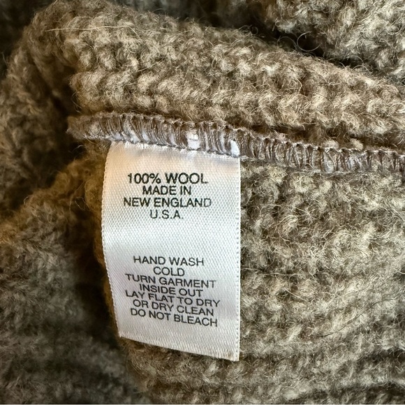 BartlettYarns Women Cardigan reverse shaker stitch with hand cast pewter button - Picture 12 of 14